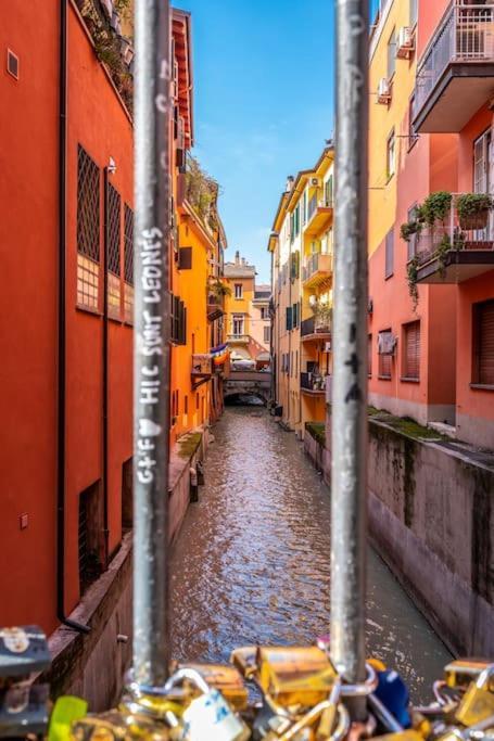 Sotto Le Due Torri 5* Apartment Bologna Exterior photo