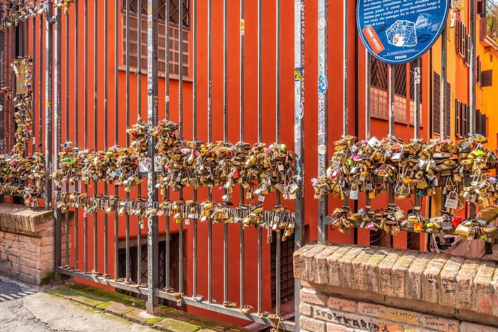 Sotto Le Due Torri 5* Apartment Bologna Exterior photo